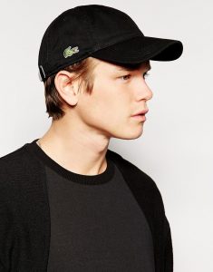 Casquette lacoste, le croco a encore de beaux jours devant lui.