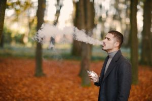 homme-dans-parc-automne