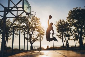 homme-noir-faire-du-sport-jouer-au-basket-au-lever-du-soleil-sauter-silhouette