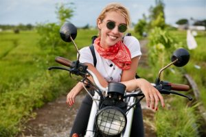 femme-heureuse-heureuse-est-assise-sa-moto-heureuse-gagner-competition-motards-satisfaite-bons-resultats-aime-vitesse-mouvement-plein-air-gens-mode-vie-actif-activites-plein-air