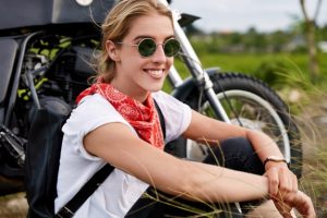 prise-vue-exterieur-belle-femme-active-positive-dans-tons-mode-porte-bandana-rouge-cou-passe-du-temps-libre-plein-air-moto-voyage-extreme-concept-personnes-repos-loisirs