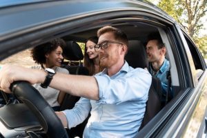 amis-dans-voiture-faisant-voyage-ensemble