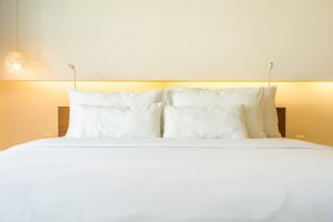 oreiller-couverture-blancs-interieur-decoration-lit-chambre-coucher