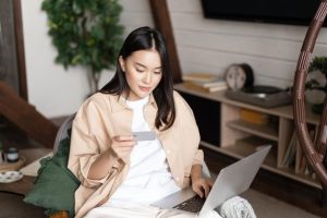 portrait-femme-coreenne-achetant-ligne-site-web-ordinateur-portable-cours-achat-par-carte-credit