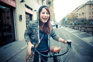 fille-velo-printemps-dans-paris