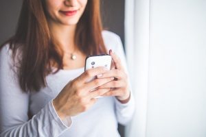 Quel site propose d’être mis en relation avec un voyant par SMS et pas cher ?